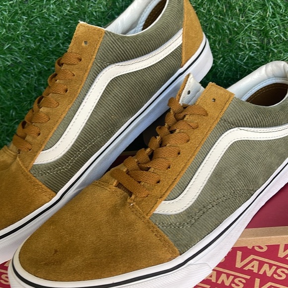 Vans Men’s Old Skool
Mini Cord Green/Brown
VN000ZNIT20A
Old Skool Corduroy Shoe - Picture 6 of 16